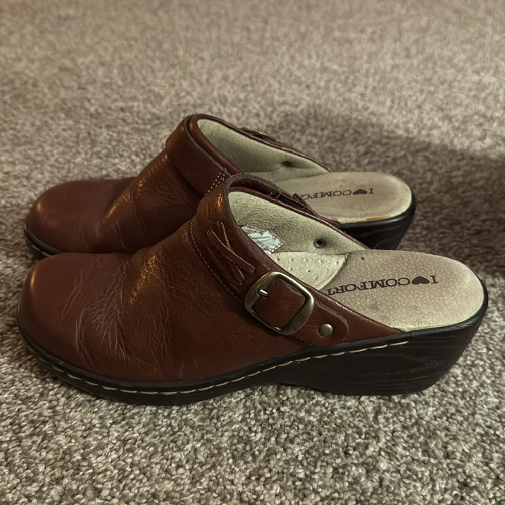 I ❤️ Comfort brown leather clogs with black sole. Buckle can be worn two ways.